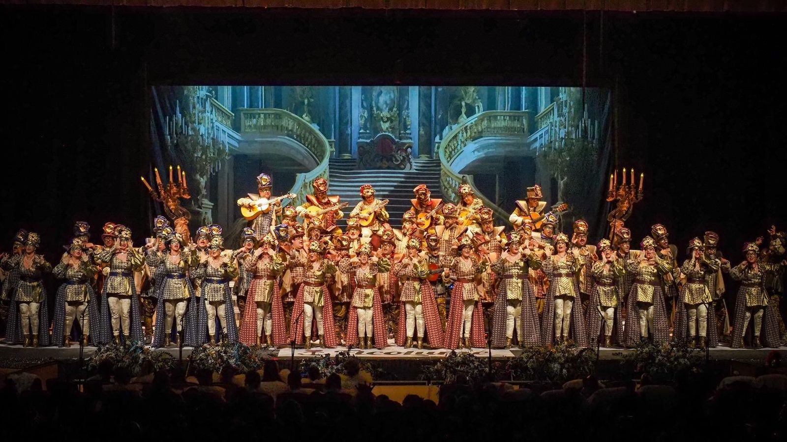 Coro 'El baile de los secretos' durante su actuación en el teatro isleño. Coro 'El baile de los secretos' durante su actuación en el teatro isleño.