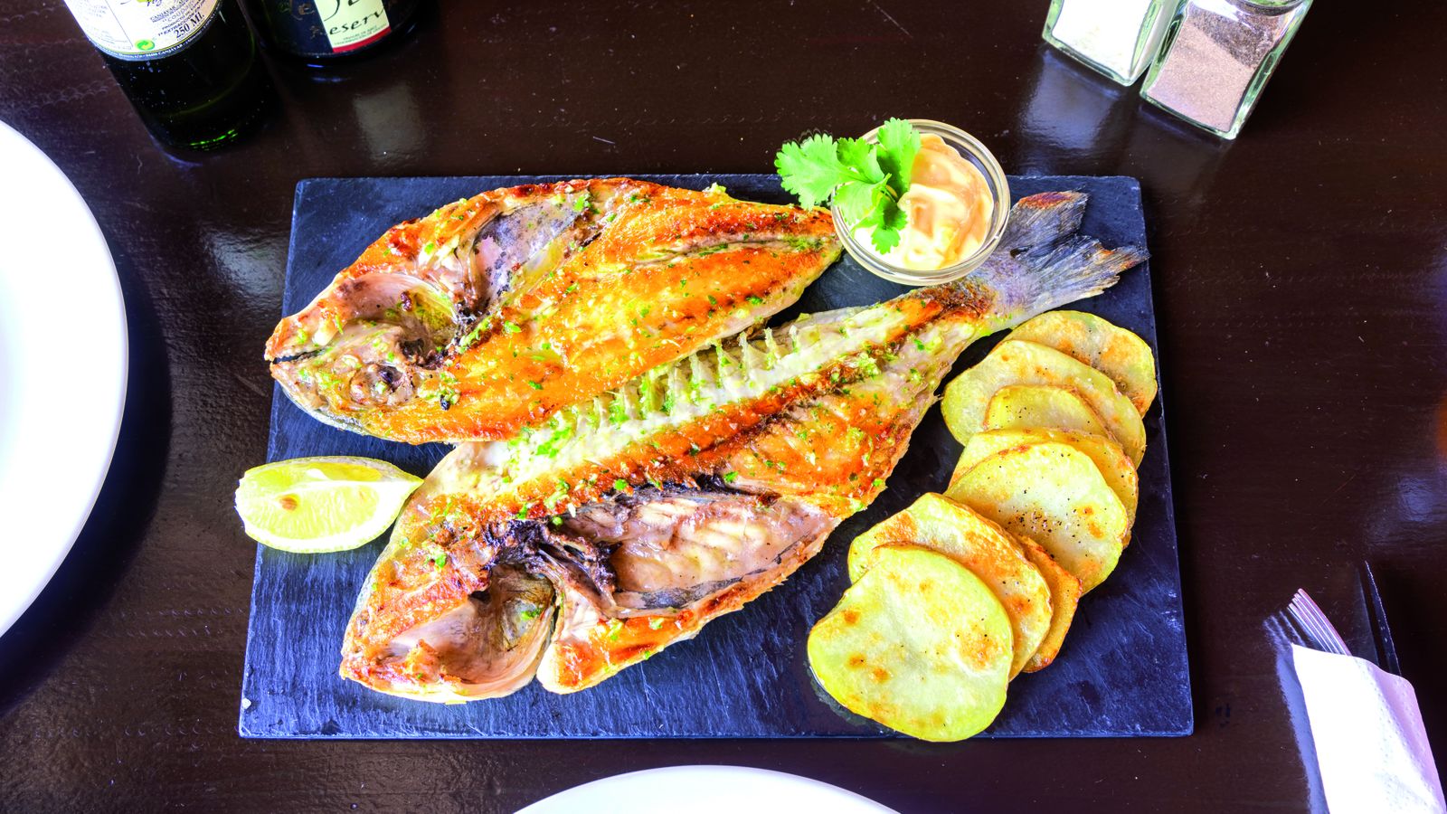 Deliciosos productos del mar directamente en la mesa.