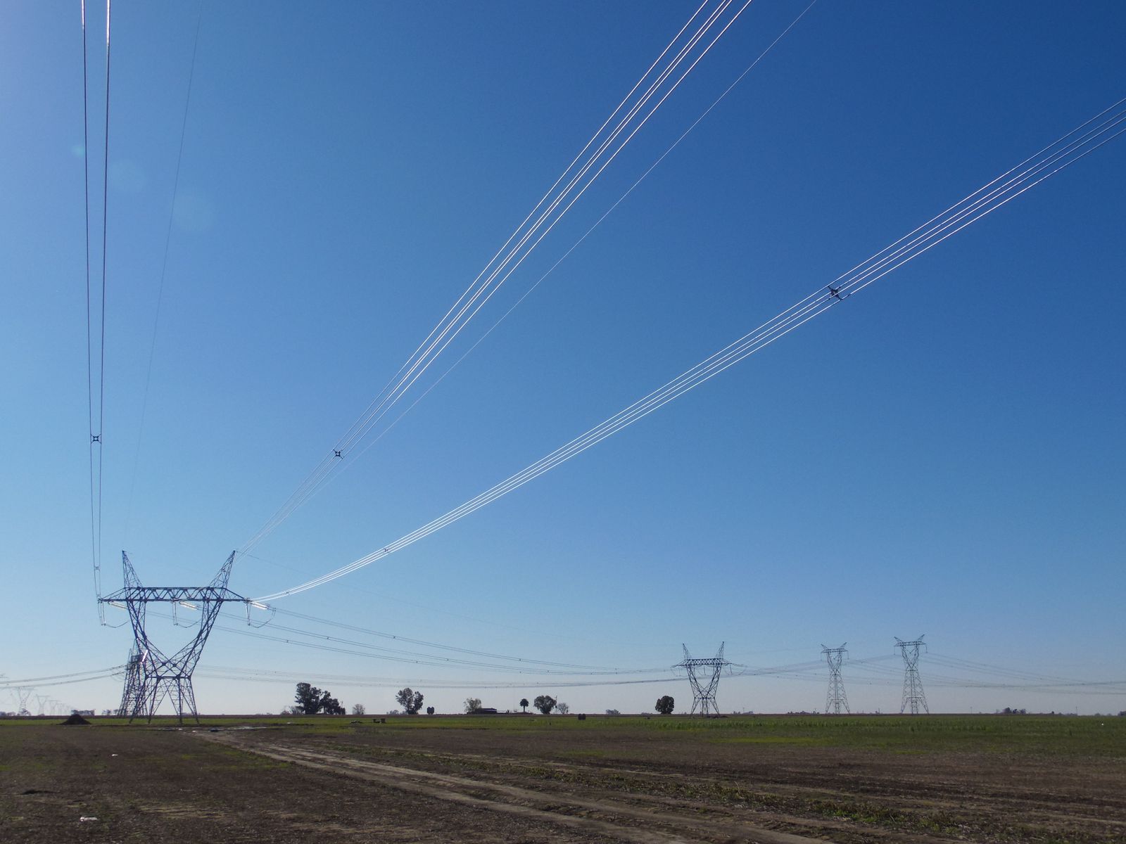 Línea eléctrica construida por Abengoa.