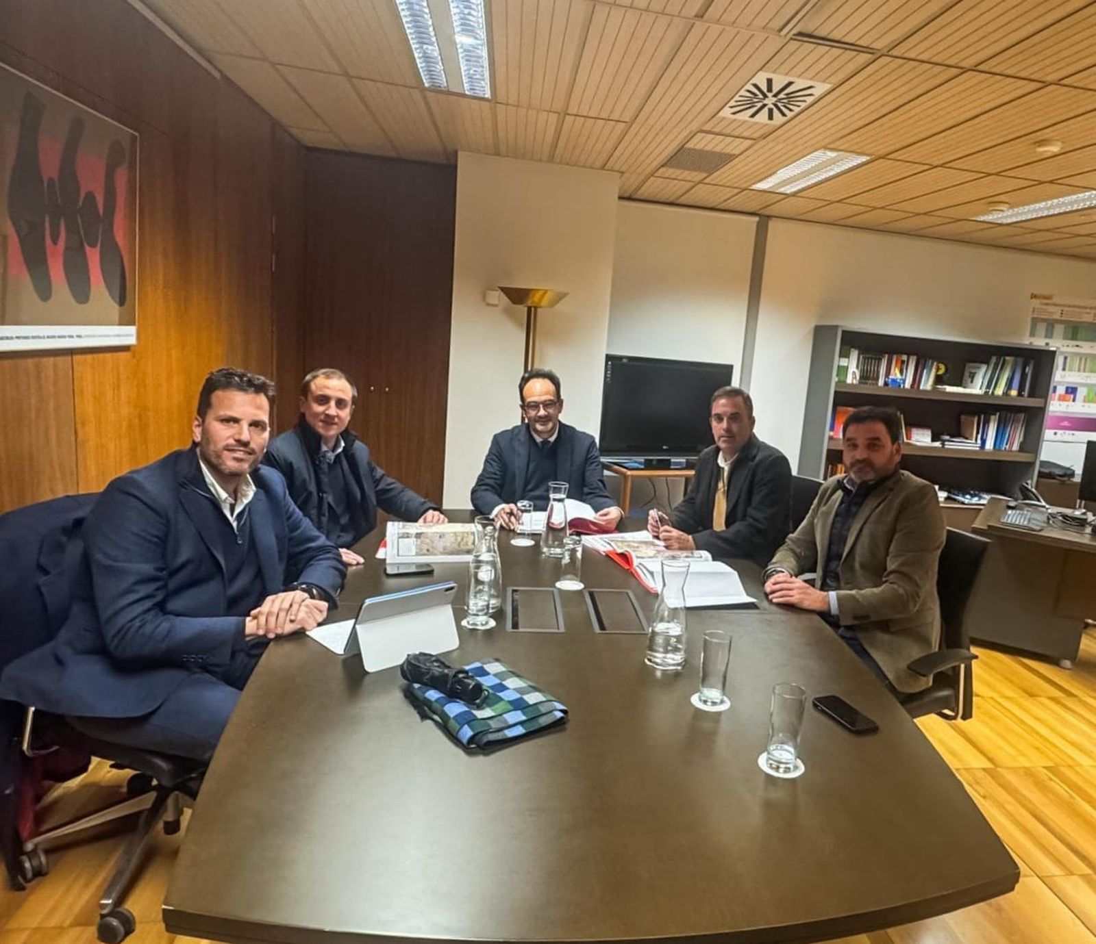 Alcaldes y concejales de ambos municipios con Antonio Hernando.