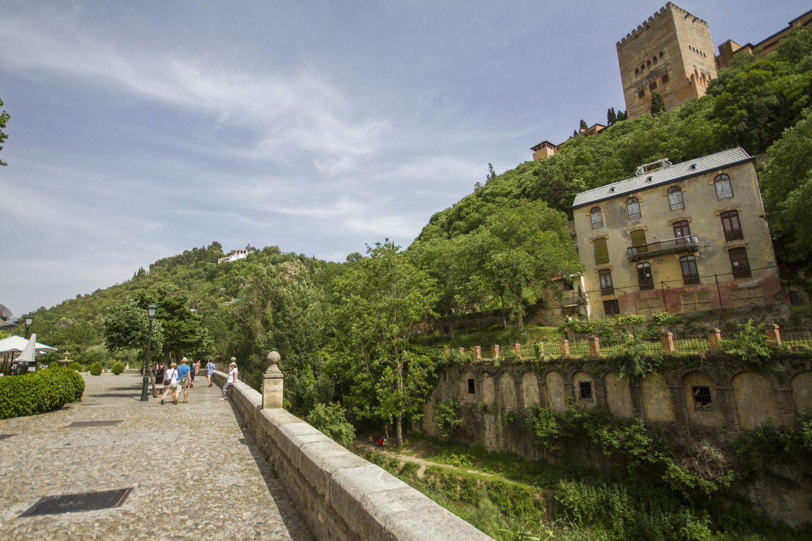 La alianza del Ayuntamiento y la Alhambra intervendrá, entre otros casos, en el margen izquierda del río Darro.
