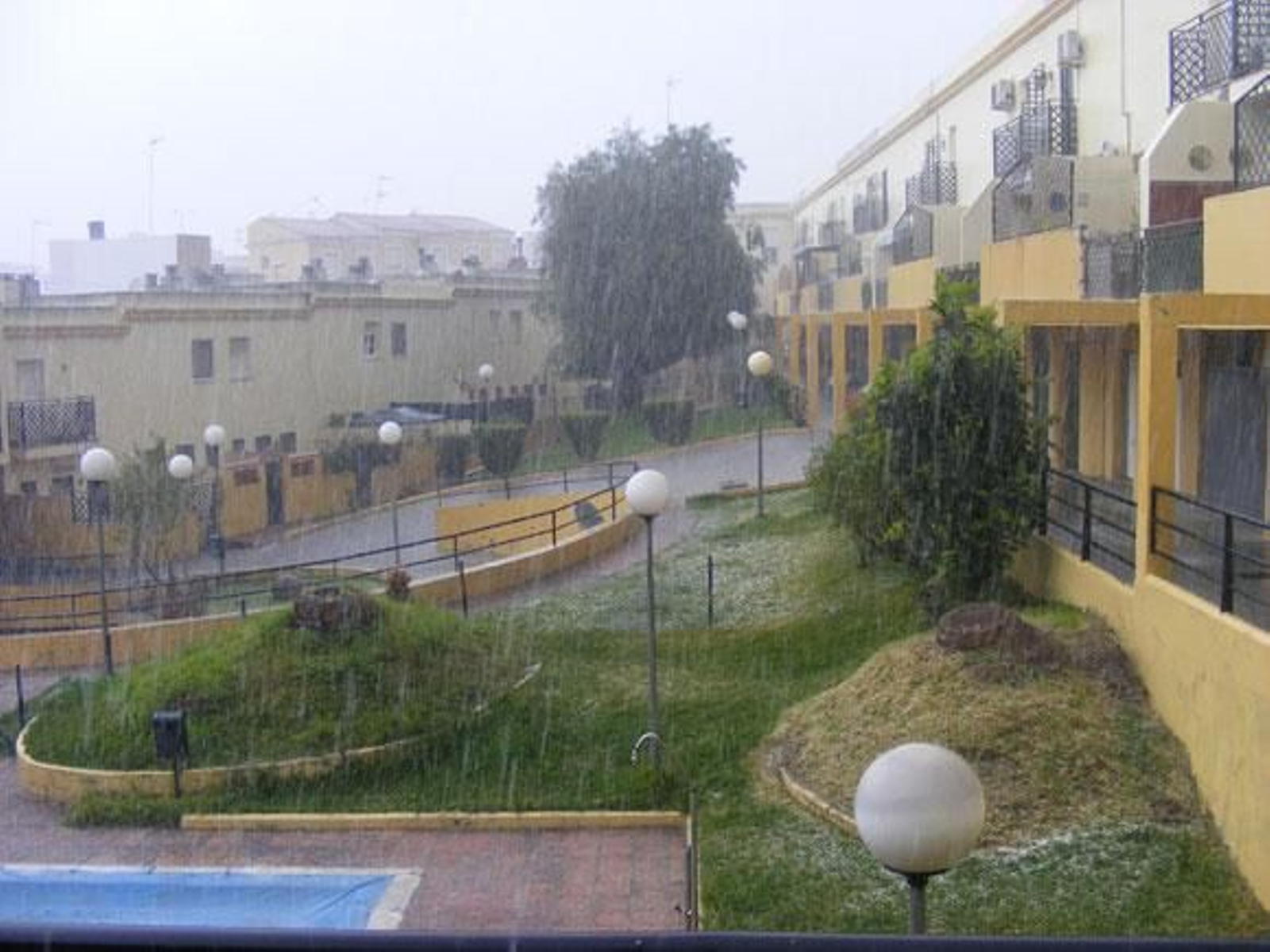 La ciudad se ha visto sorprendida por una espectacular granizada.

Foto: Europa Sur