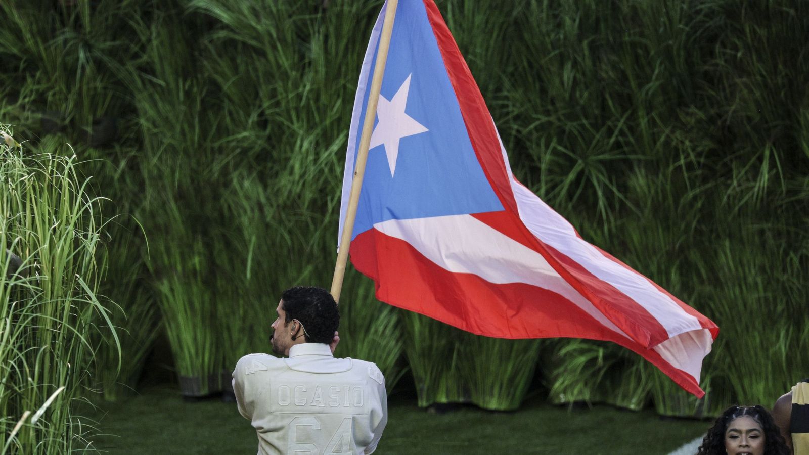 Bad Bunny con la bandera de Puerto Rico