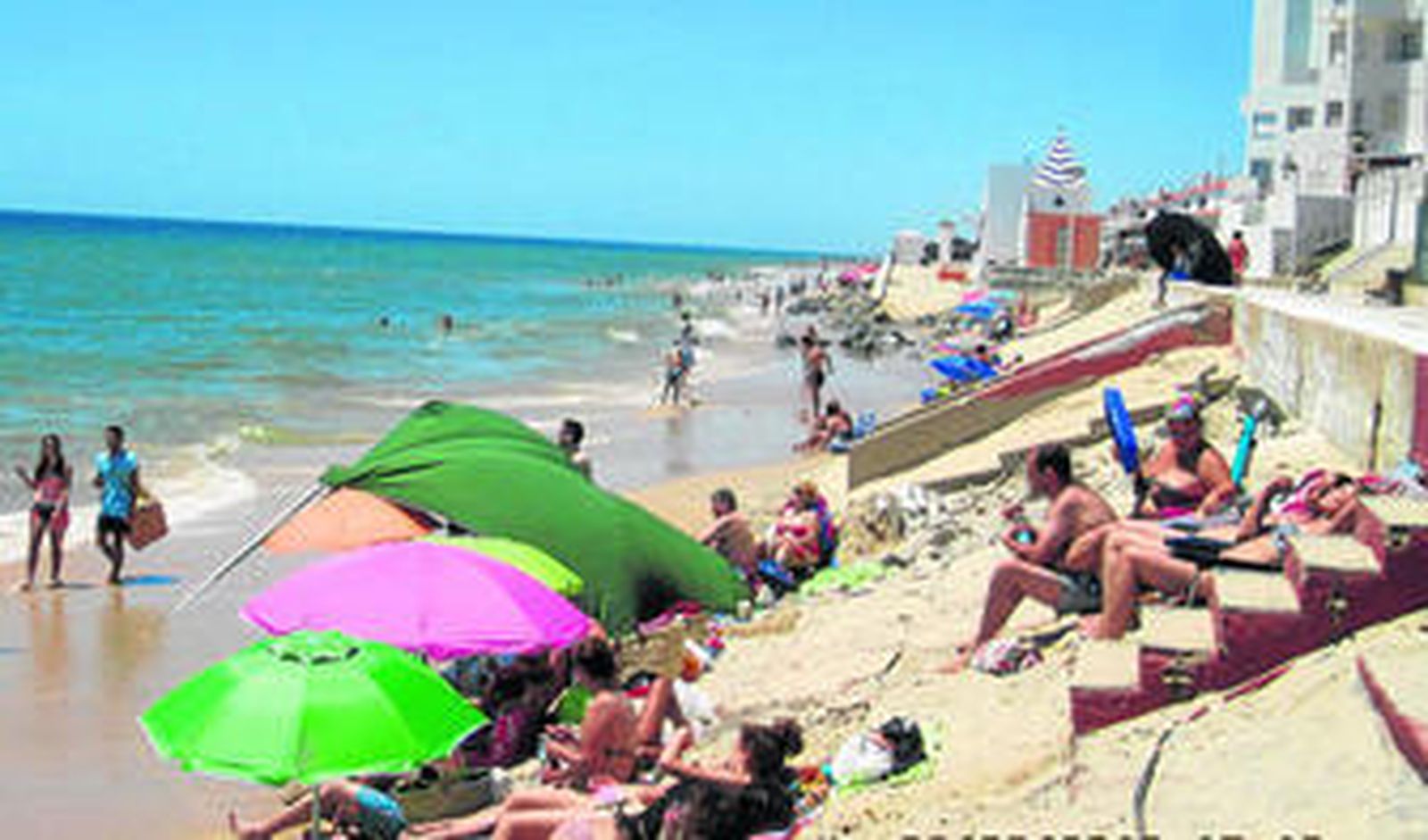 Los vecinos convocan una protesta contra la "desaparición" de la playa