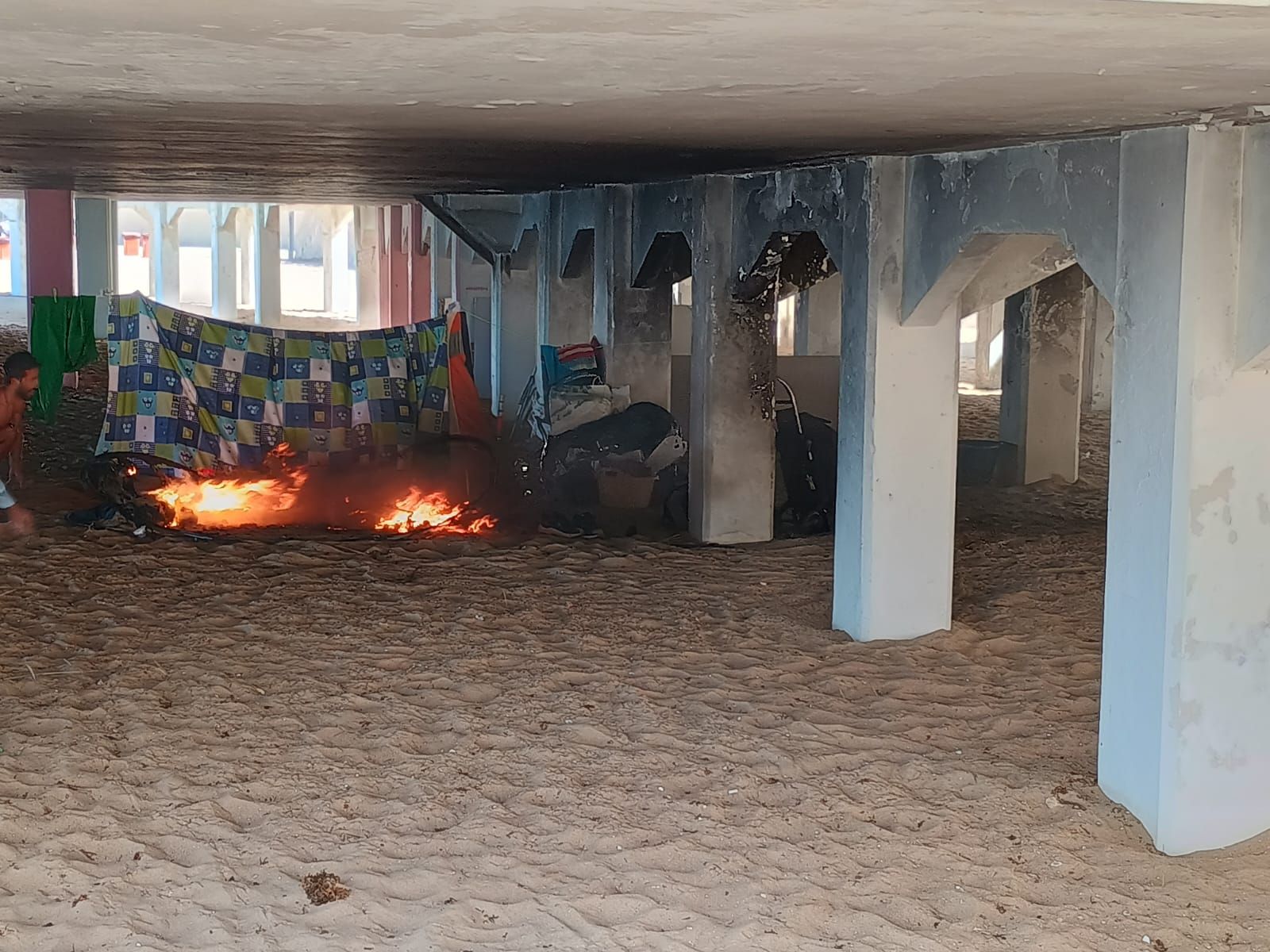 Momento del incendio en los bajos del Balneario de la Palma, en la Caleta