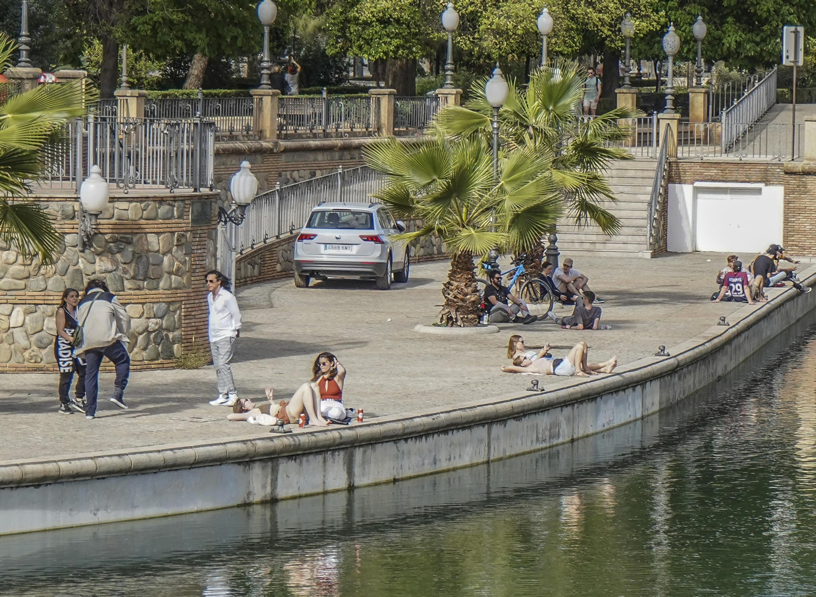 Los granadinos usan la ribera del Genil en la capital para aliviar las altas temperaturas