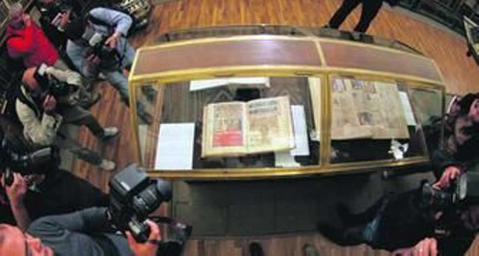 Los periodistas fotografían un facsímil del Códice Calixtino.