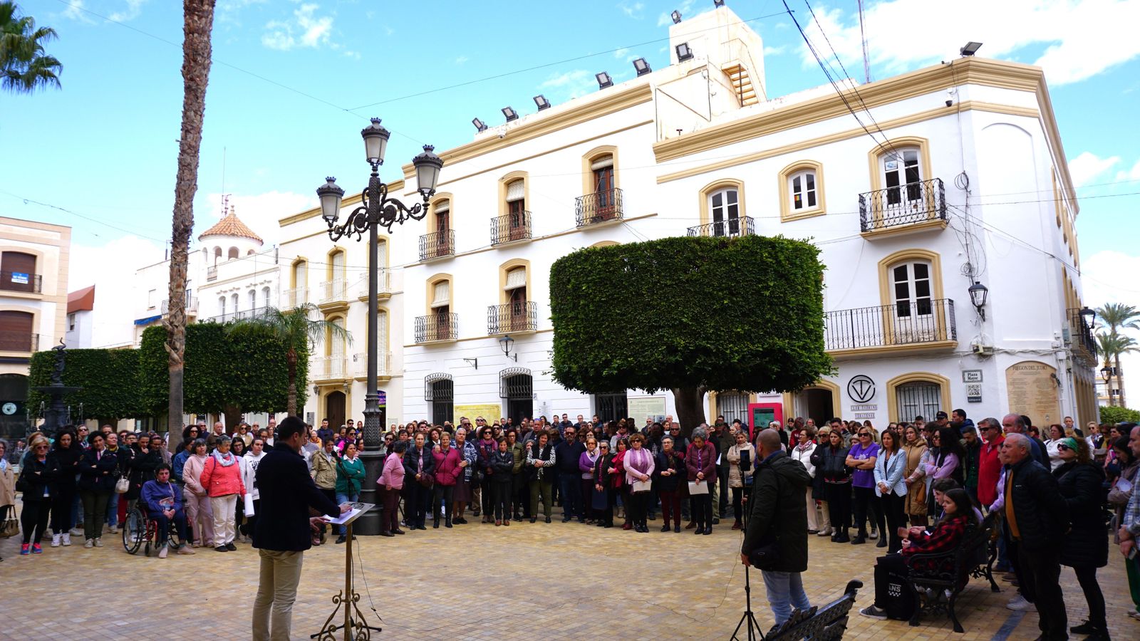 El alcalde durante la lectura de la Declaración Institucional.