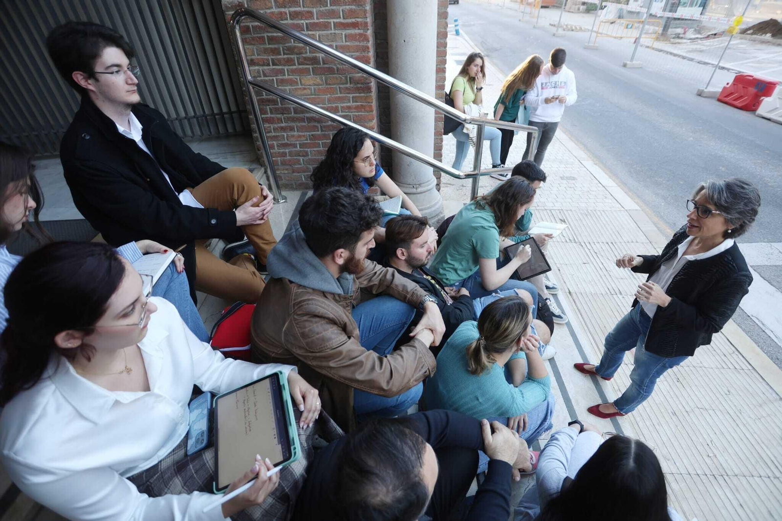 Una profesora asociada de la UMA dando clases en la puerta del del Rectorado.