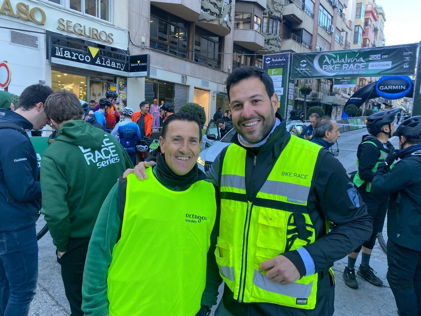 En imágenes: así ha salido a la Andalucía Bike Race desde la 'Carrera' de Jaén