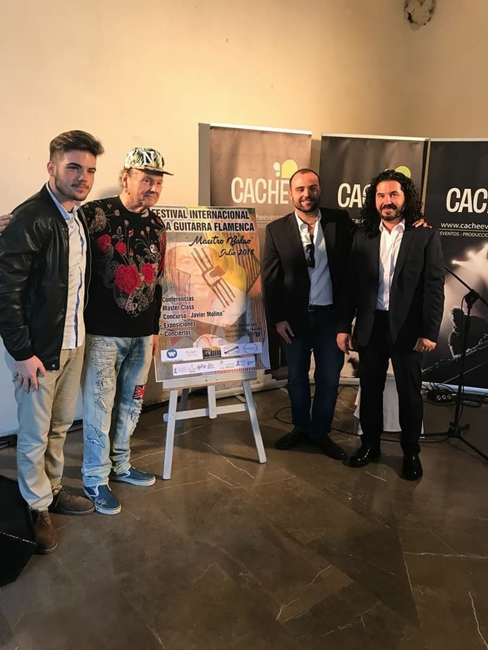 José Luis Balao, Santiago Lara y Mario González, junto al cartel anunciador.