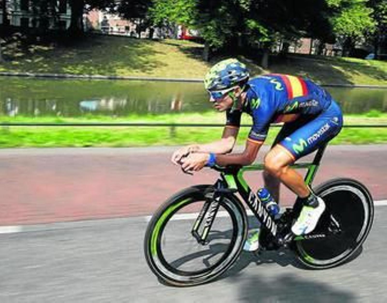 Alejandro Valverde recorre la calles de Utrecht.