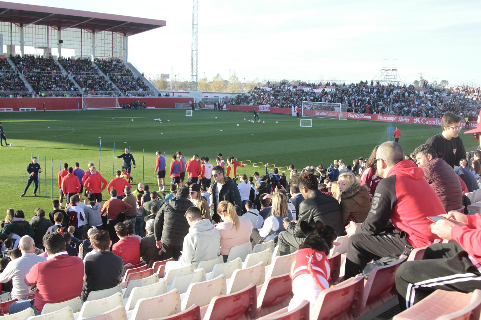 El entrenamiento del Sevilla a puerta abierta