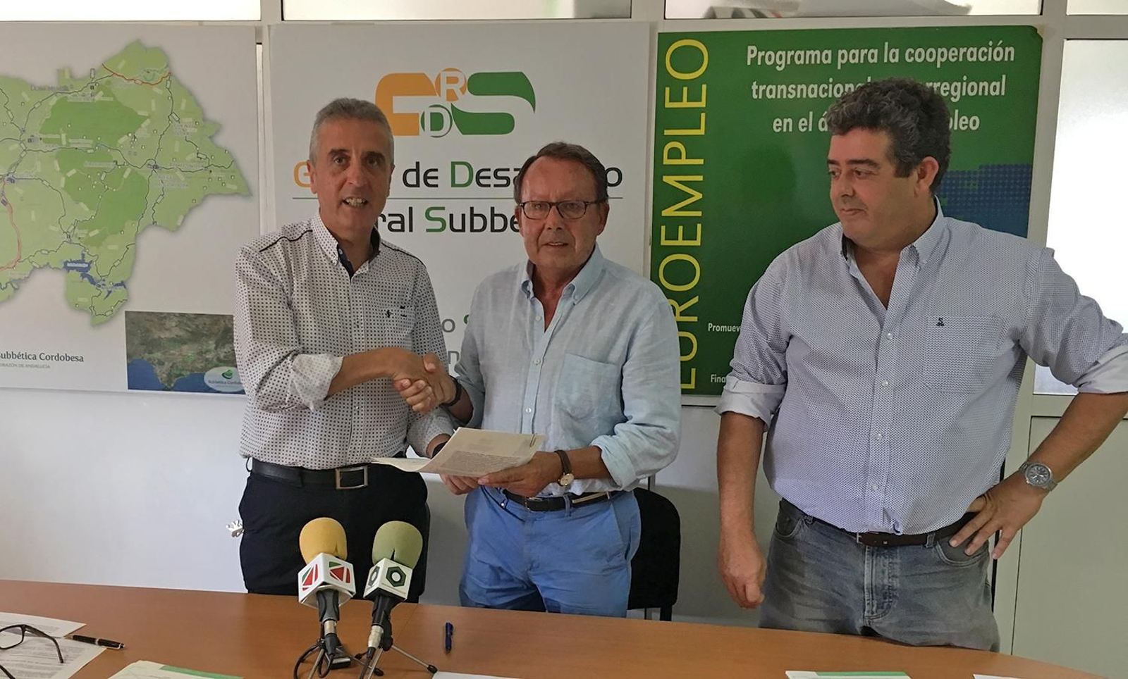 El presidente de la Mancomunidad, Juan Pérez, y el responsable del GDR, José Luis Bergillos, se estrechan la mano tras firmar el acuerdo. El presidente de la Mancomunidad, Juan Pérez, y el responsable del GDR, José Luis Bergillos, se estrechan la mano tras firmar el acuerdo.