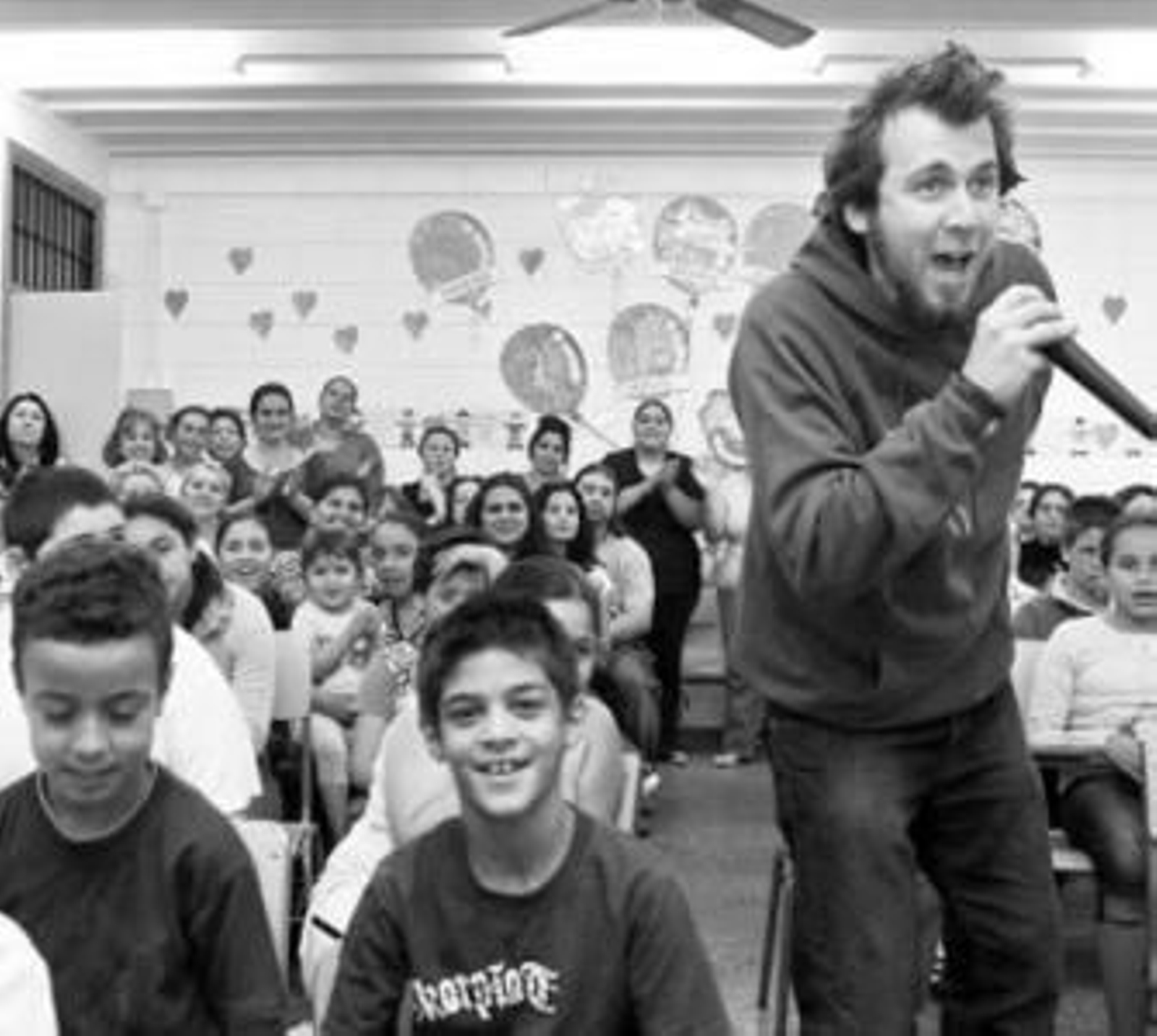 Los componentes del grupo Los Aslándticos cantan el tema contra el absentismo junto a un grupo de alumnas del Antonio Gala.