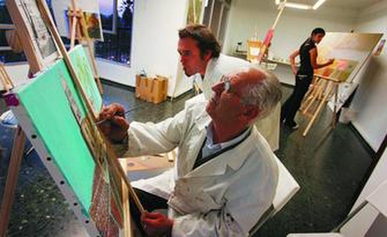 La sede se encuentra en Cortina del Muelle, con aulas llenas de luz y vistas espectaculares en las que Peinado guía a un alumno.