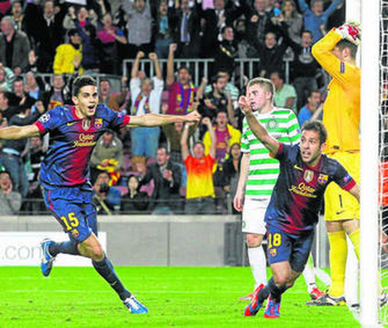 Jordi Alba y Marc Bartra celebran el gol en el descuento, con el meta Forster lamentándose.