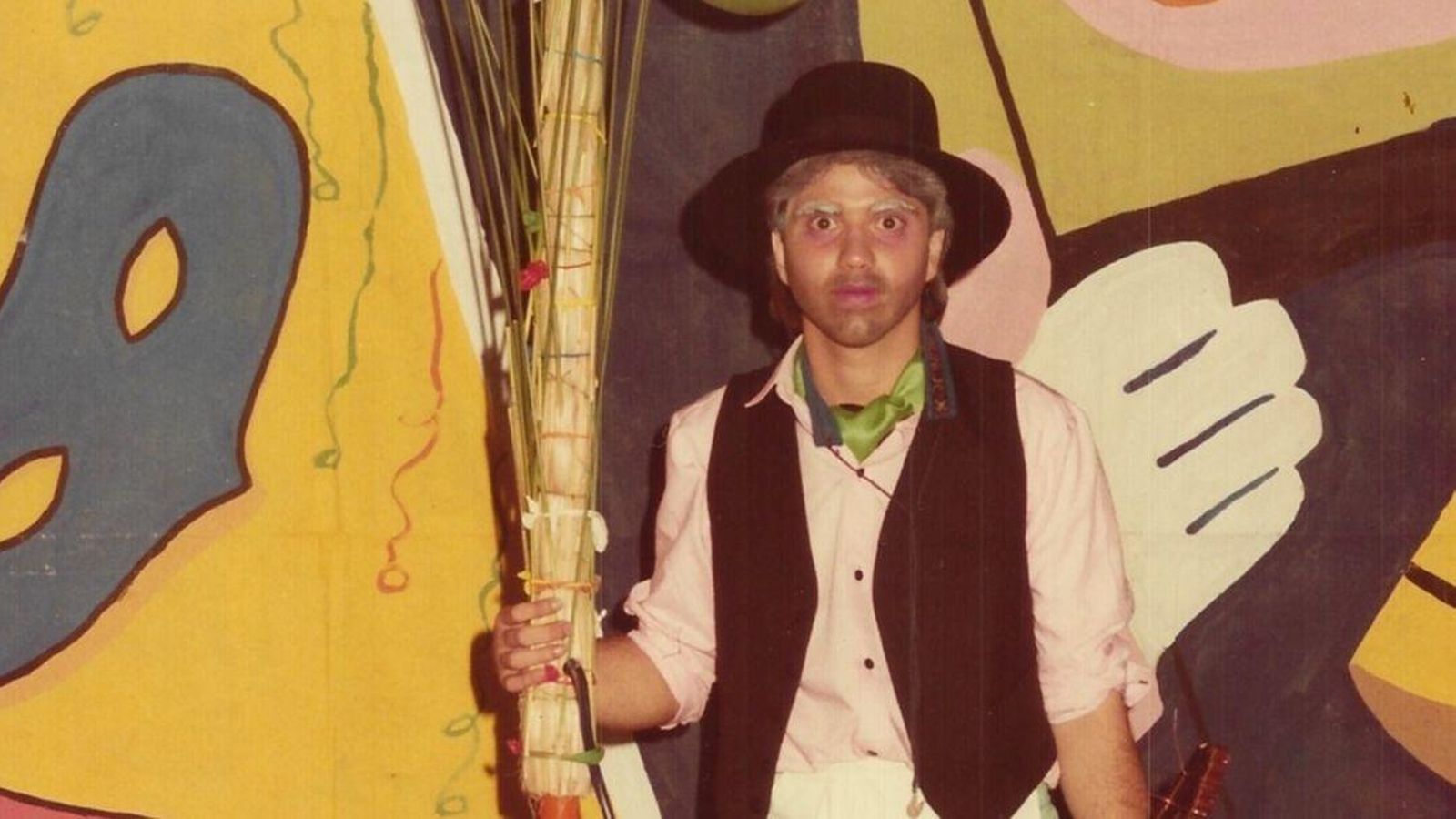 García Cossío con el tipo de la comparsa ‘Soplos de vida’, de 1986.