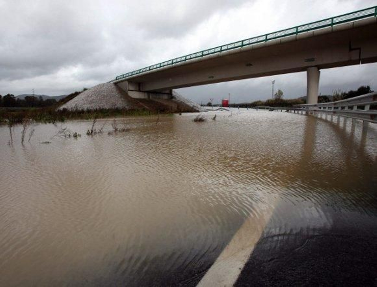 Cortadas 21 carreteras andaluzas por lluvia y nieve
