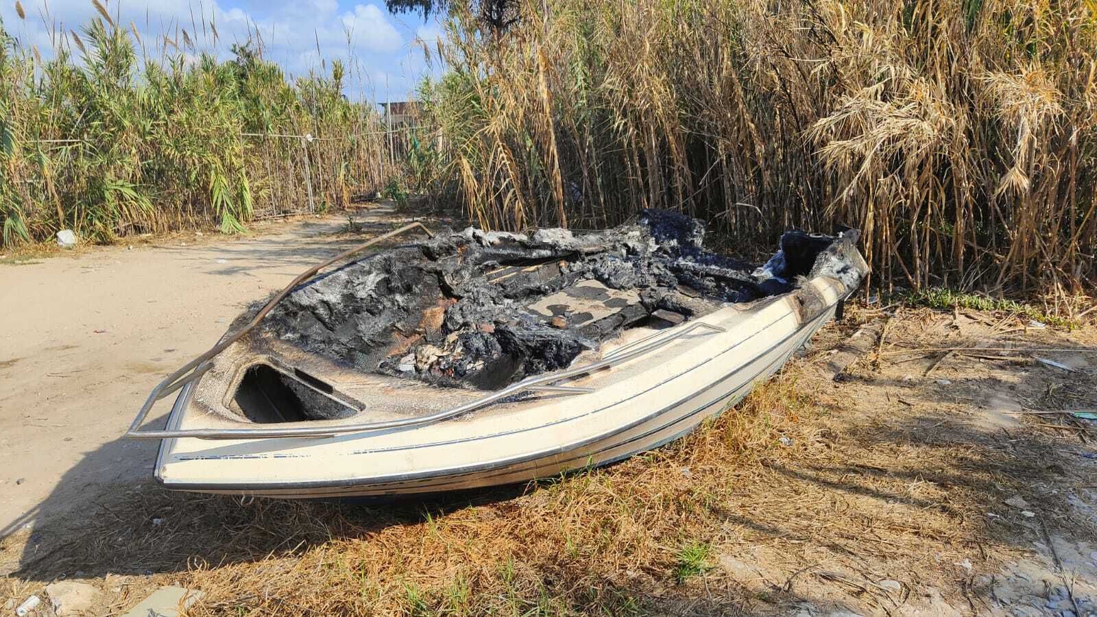 Escombros quemados en un solar de la calle Cabo Lastre, en Algeciras.