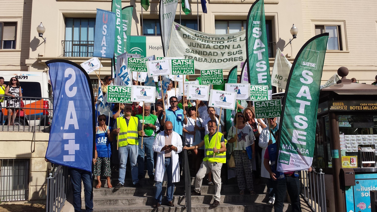 Concentración de sindicatos sanitarios celebrada ayer a las puertas del Hospital Regional. Concentración de sindicatos sanitarios celebrada ayer a las puertas del Hospital Regional.