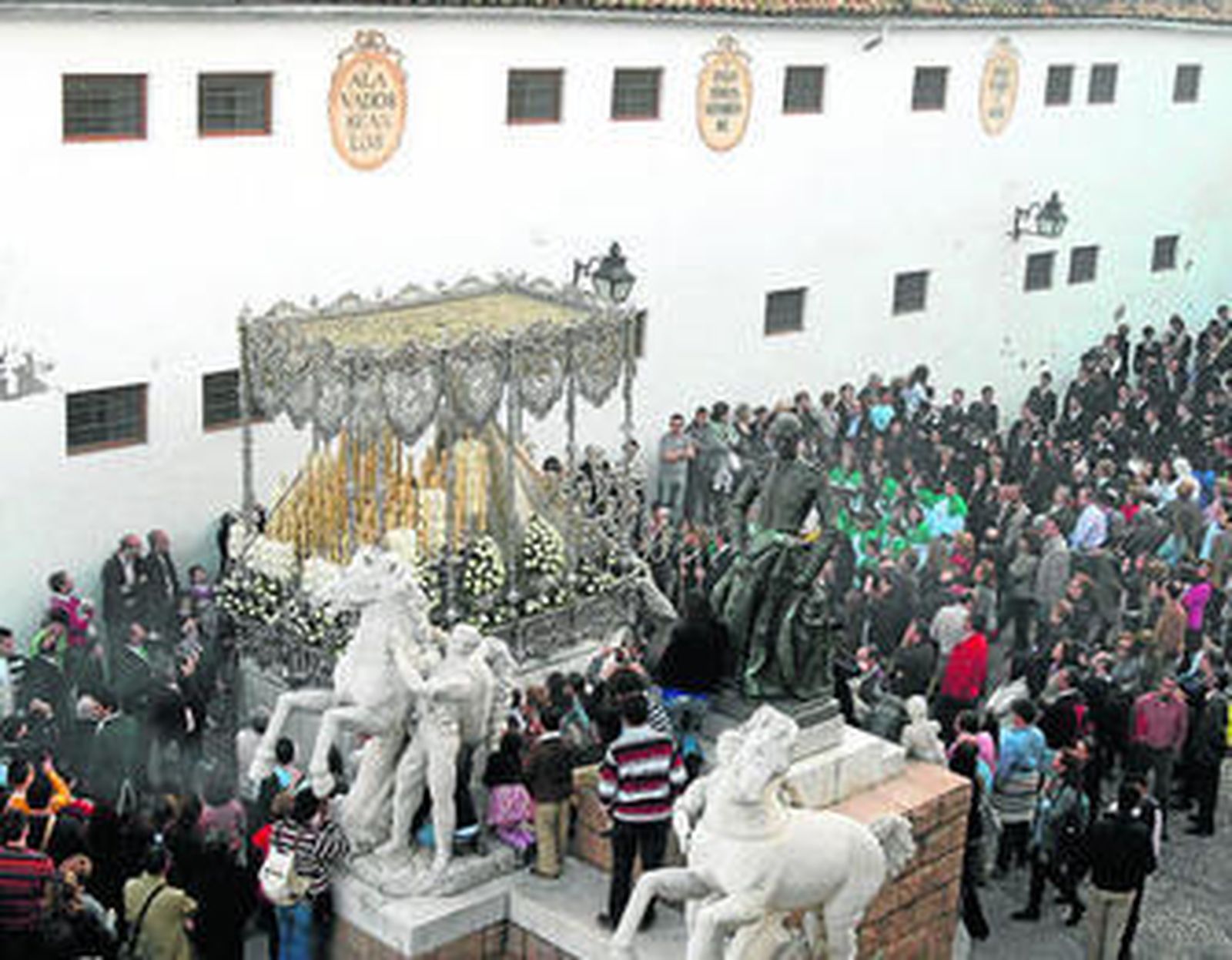 El palio plateado de Nuestra Señora de la Paz y Esperanza, junto al montumento a Manolete, en Santa Marina.