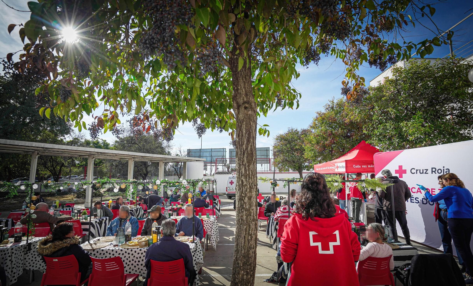Imágenes del almuerzo navideño de Cruz Roja Jerez y Hacedores Cádiz para personas sin hogar