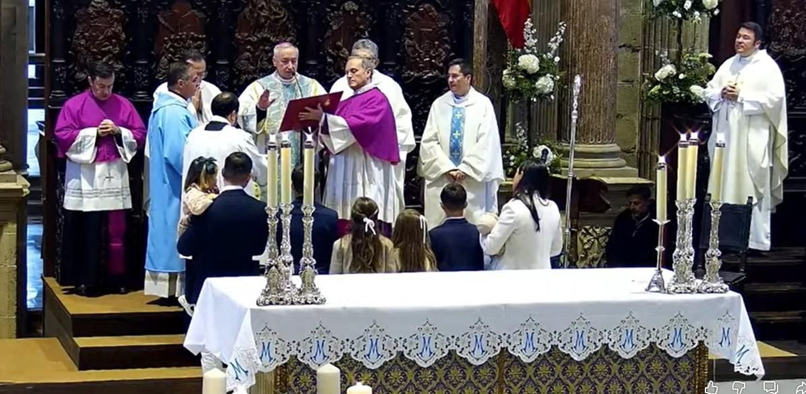 Un instante de la bendición del obispo a la familia que se marcha en misión a Australia.