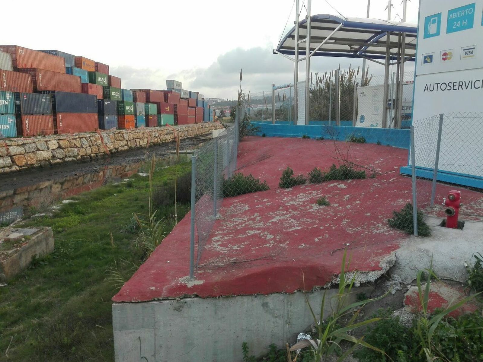 El lateral de la gasolinera y el arroyo Cachón.