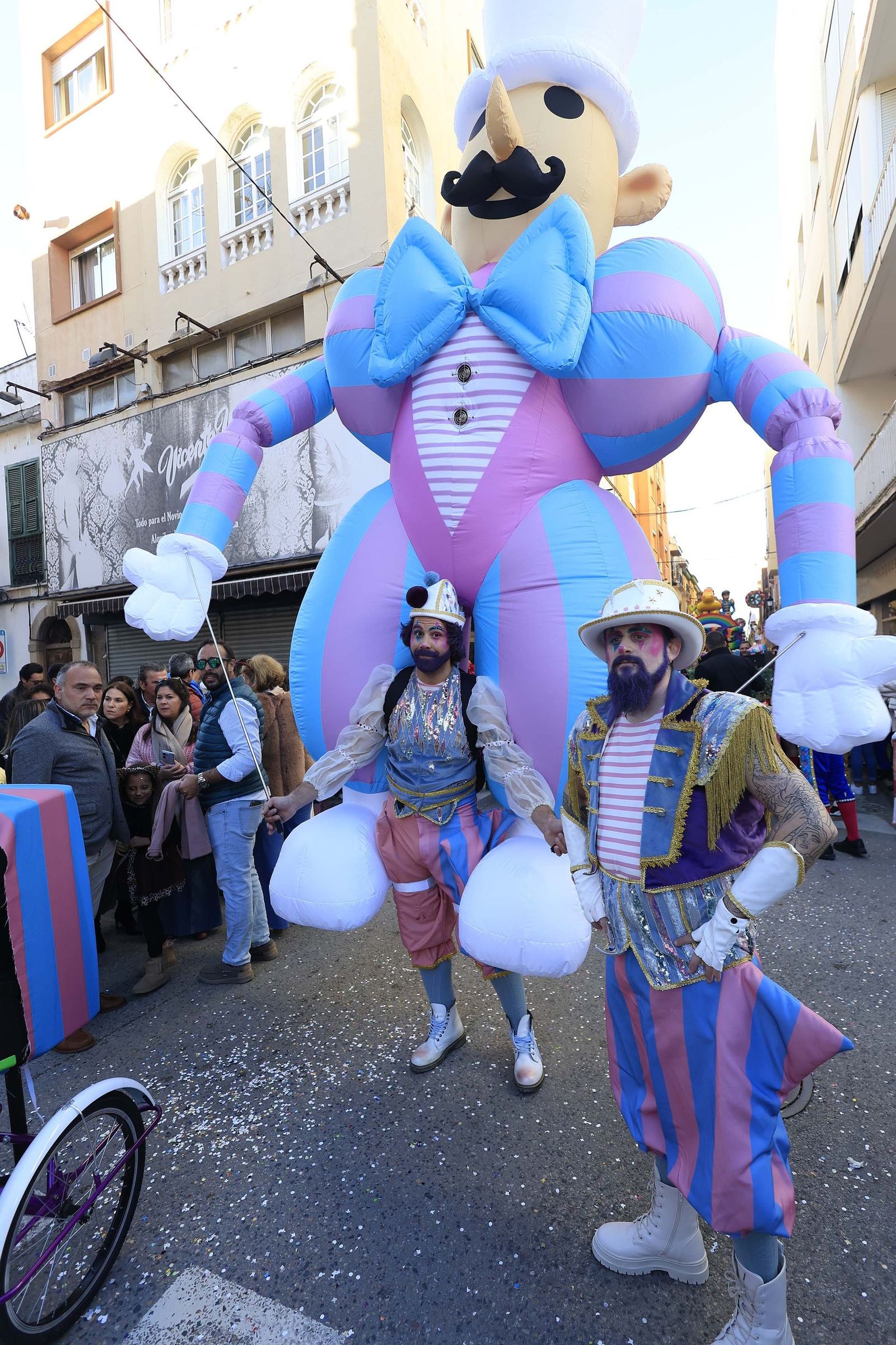 Búscate en las fotos de la cabalgata del Carnaval de La Línea 2026