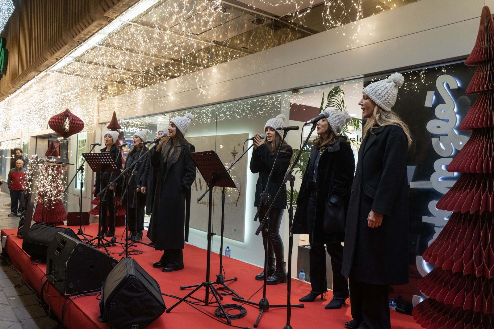 Así se ha iluminado El Corte Inglés de Granada para dar la bienvenida a la Navidad