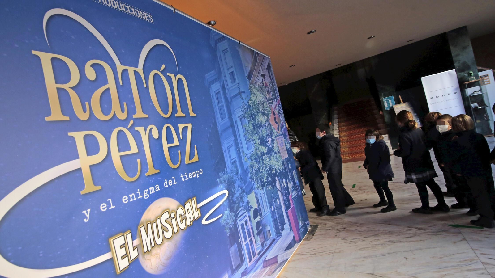 Escolares entrando al Villamarta para el musical 'Ratón Pérez y el enigma del tiempo'.