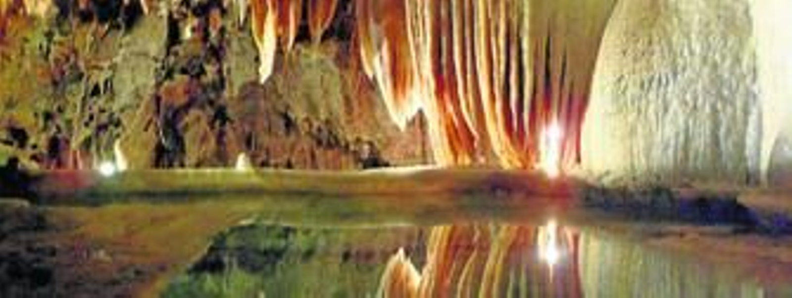 Estalactitas de una de las salas de la Gruta de las Maravillas y su reflejo en el agua.