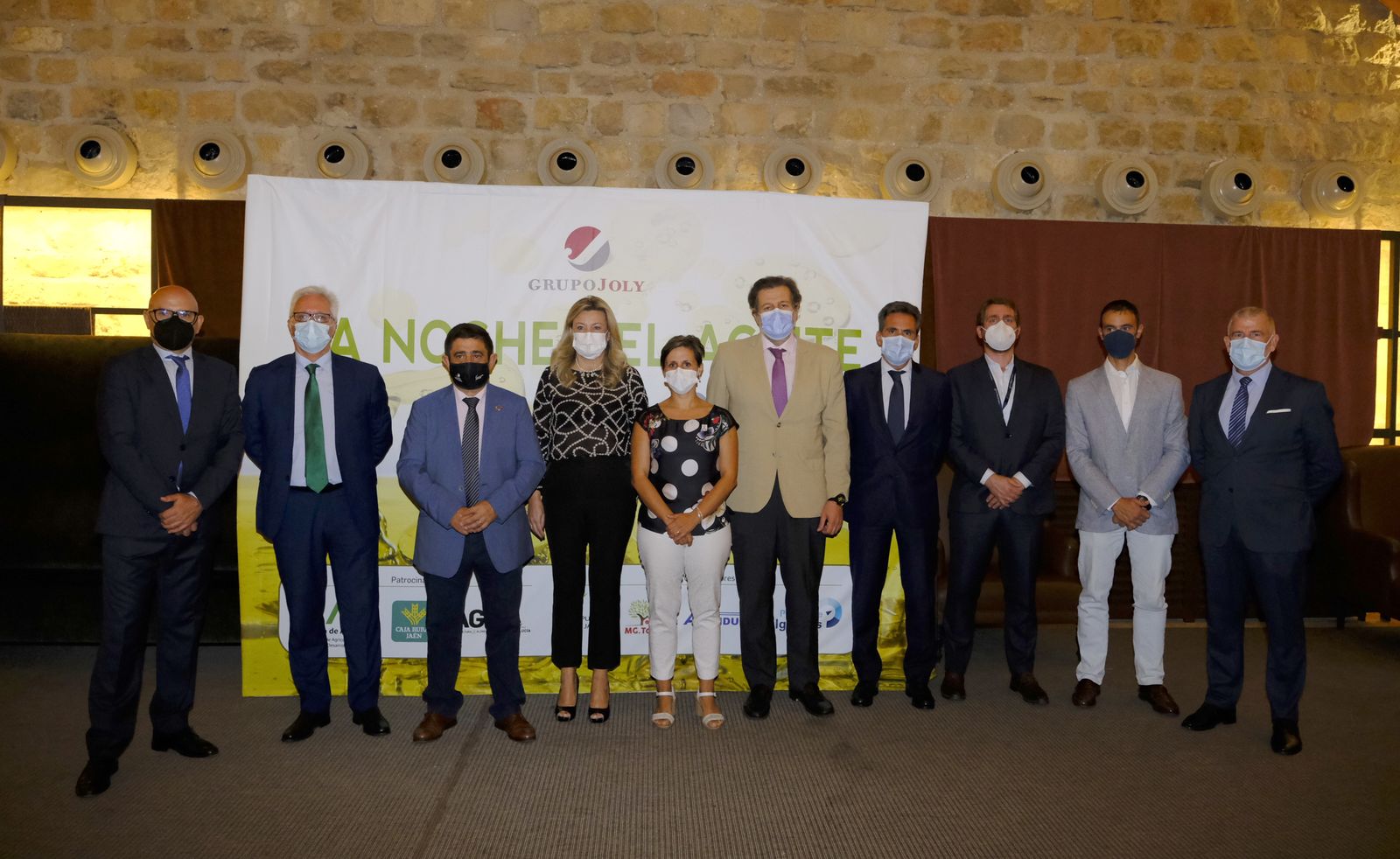 Representantes de la organización y el patrocinio de “la Noche del Aceite”, celebrado en el Castillo de Santa Catalina, junto con el presidente de la Diputación de Jaén, además de la directora general de Industrias y Cadena Alimentaria de la Junta de Andalucía y la delegada provincial de Agricultura.