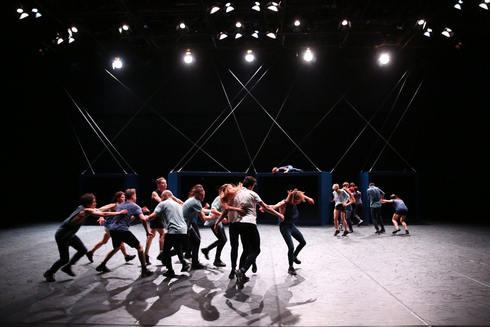 Algunos de los 22 intérpretes que corren hasta el límite de sus fuerzas en 'Auguri', que hoy se estrena en Sevilla.