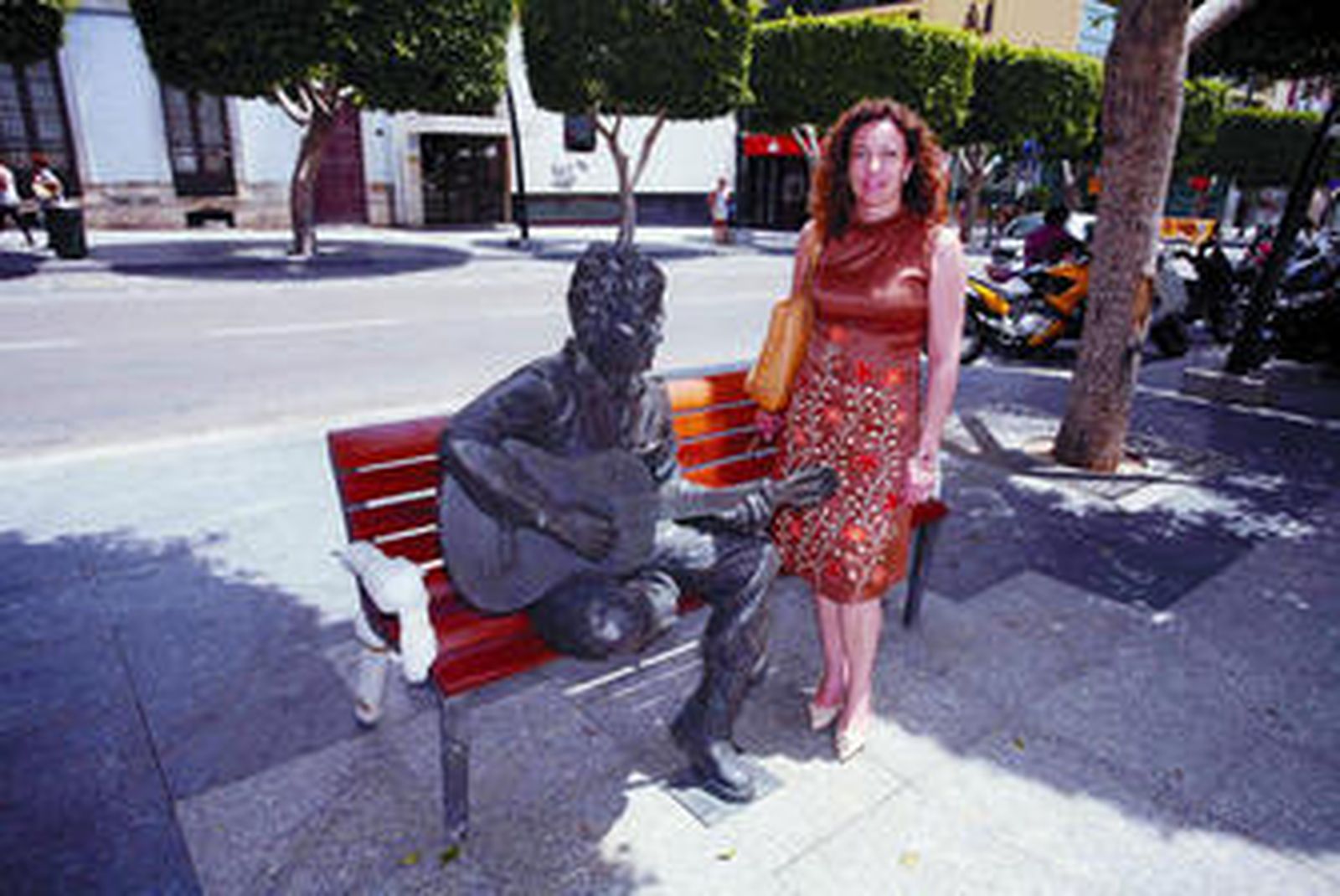 La concejal de Cultura, Lola de Haro, supervisó la correcta instalación de la escultura en el banco adaptado para ello del Paseo.