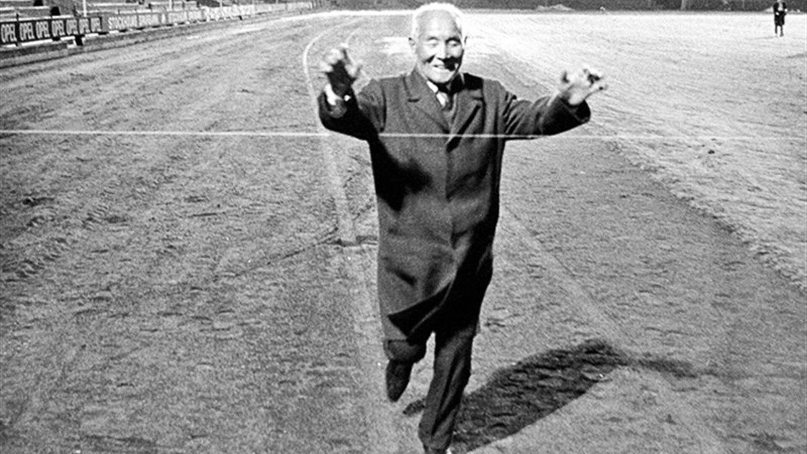 Shizo Kanakuri en el fin de su maratón en Estocolmo 52 años después de los Juegos