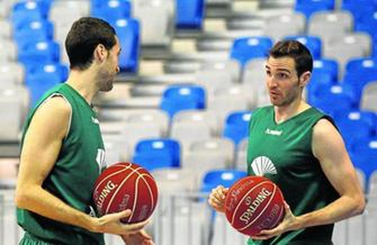 Sergi Vidal y Txemi Urtasun dialogan durante un entrenamiento en el Martín Carpena la presente temporada.