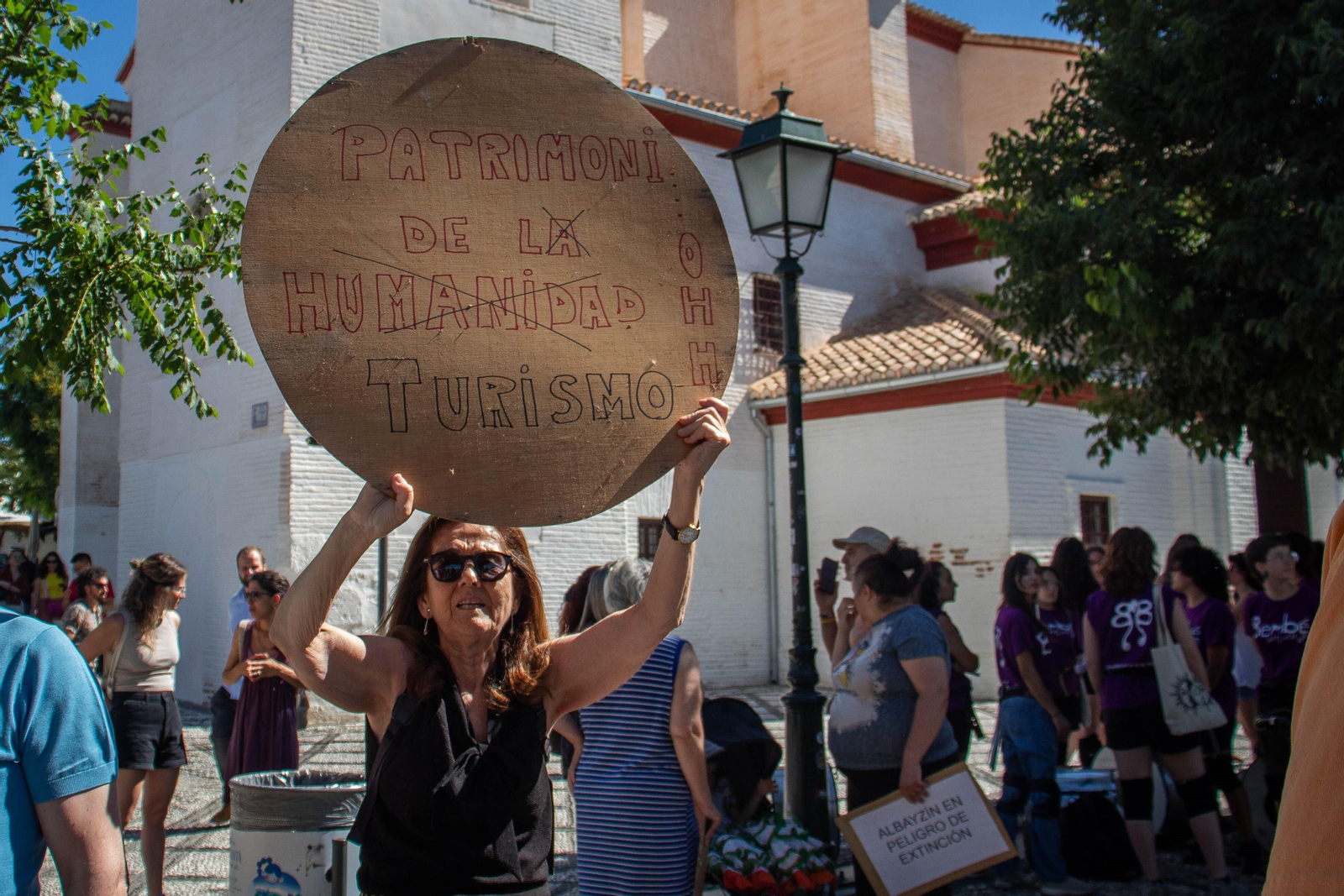 La protesta de los vecinos del Albaicín contra el turismo de masas, en imágenes