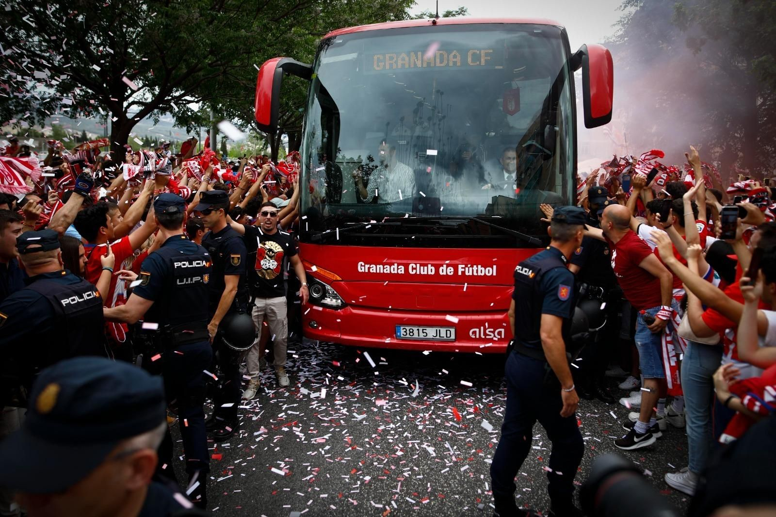 En imágenes: Así ha sido el recibimiento al autobús del Granada