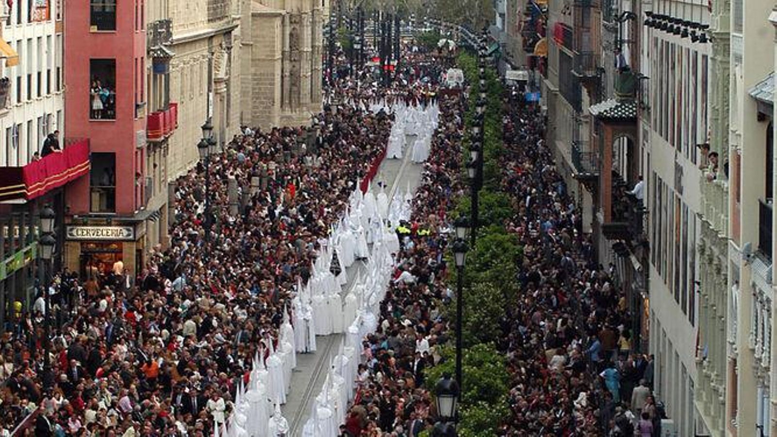 Una imagen de la carrera oficial de la Semana Santa de Sevilla 2024