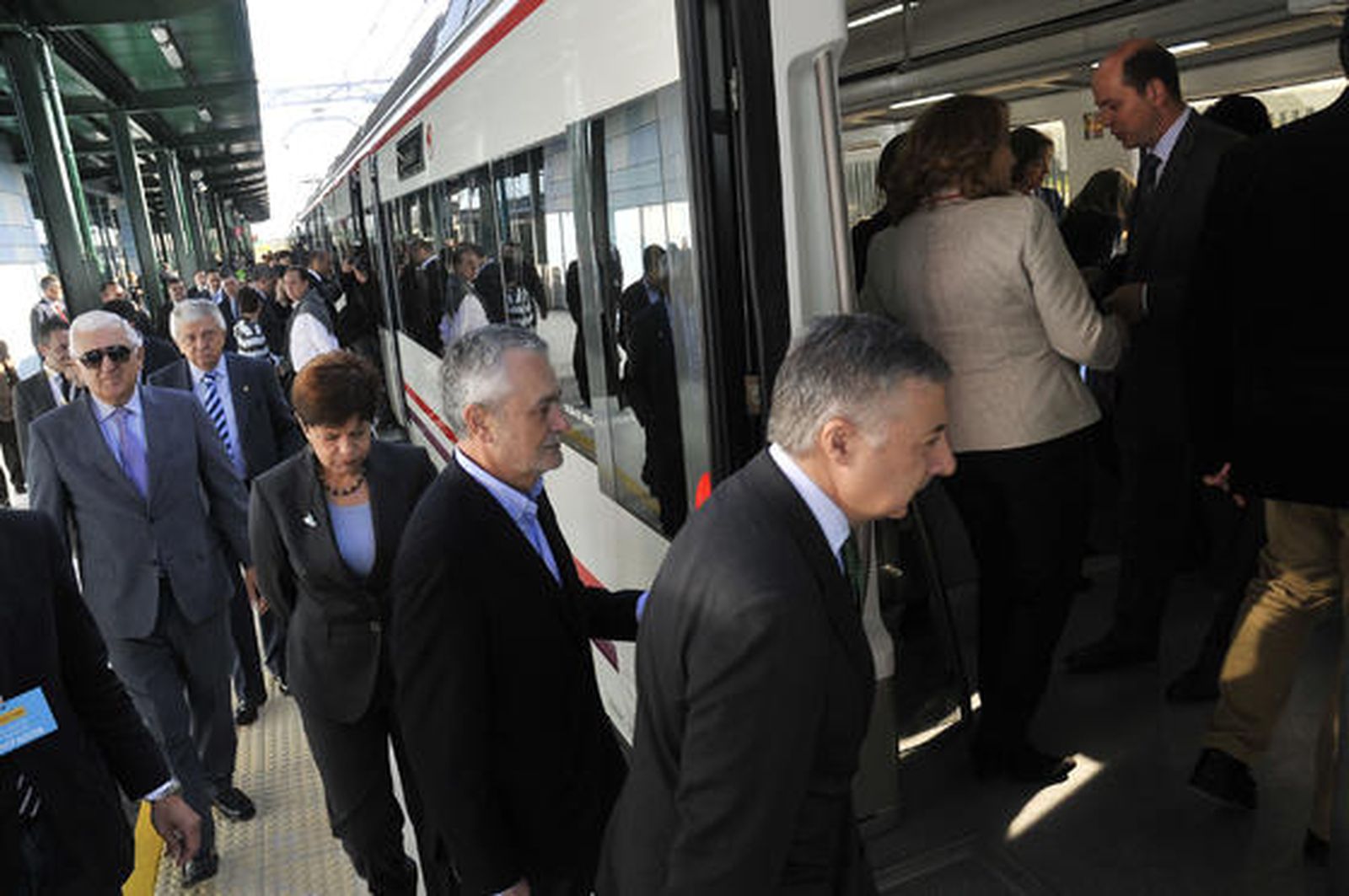 Los primeros pasajeros de la Línea C-5 suben al tren en Salteras.

Foto: Juan Carlos Vazquez