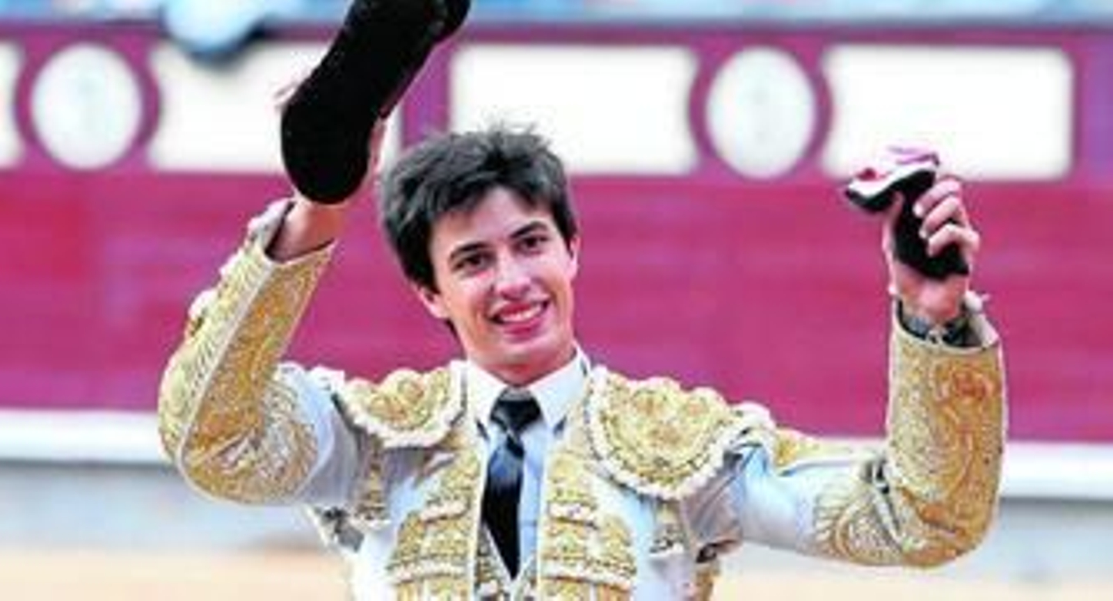 Francisco José Espada, en la vuelta al ruedo tras lidiar el cuarto novillo, con el trofeo conseguido.