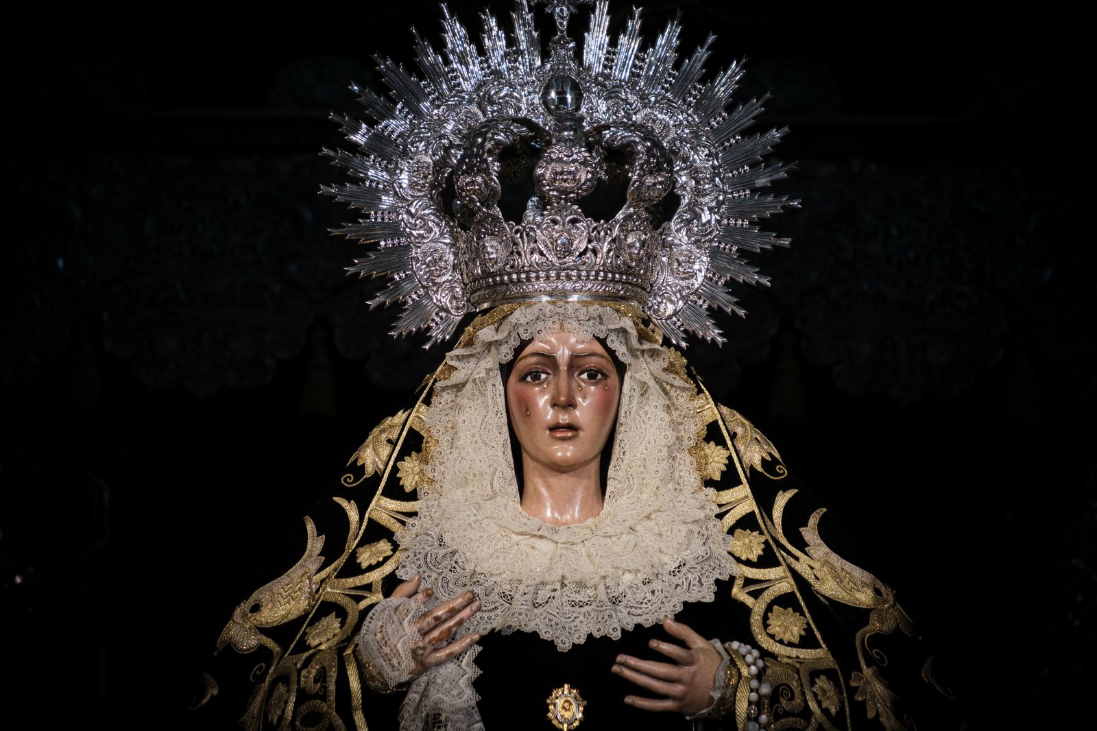 La Esperanza Macarena se viste de luto por el mes de los difuntos