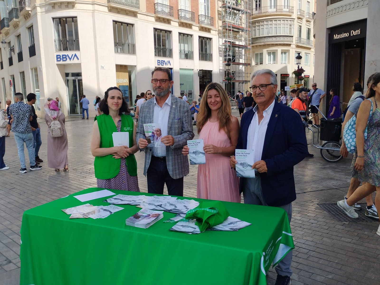El delegado de Salud en Málaga y representantes de la AECC, ante la mesa colocada en la calle Larios por el Día Mundial Sin Tabaco.