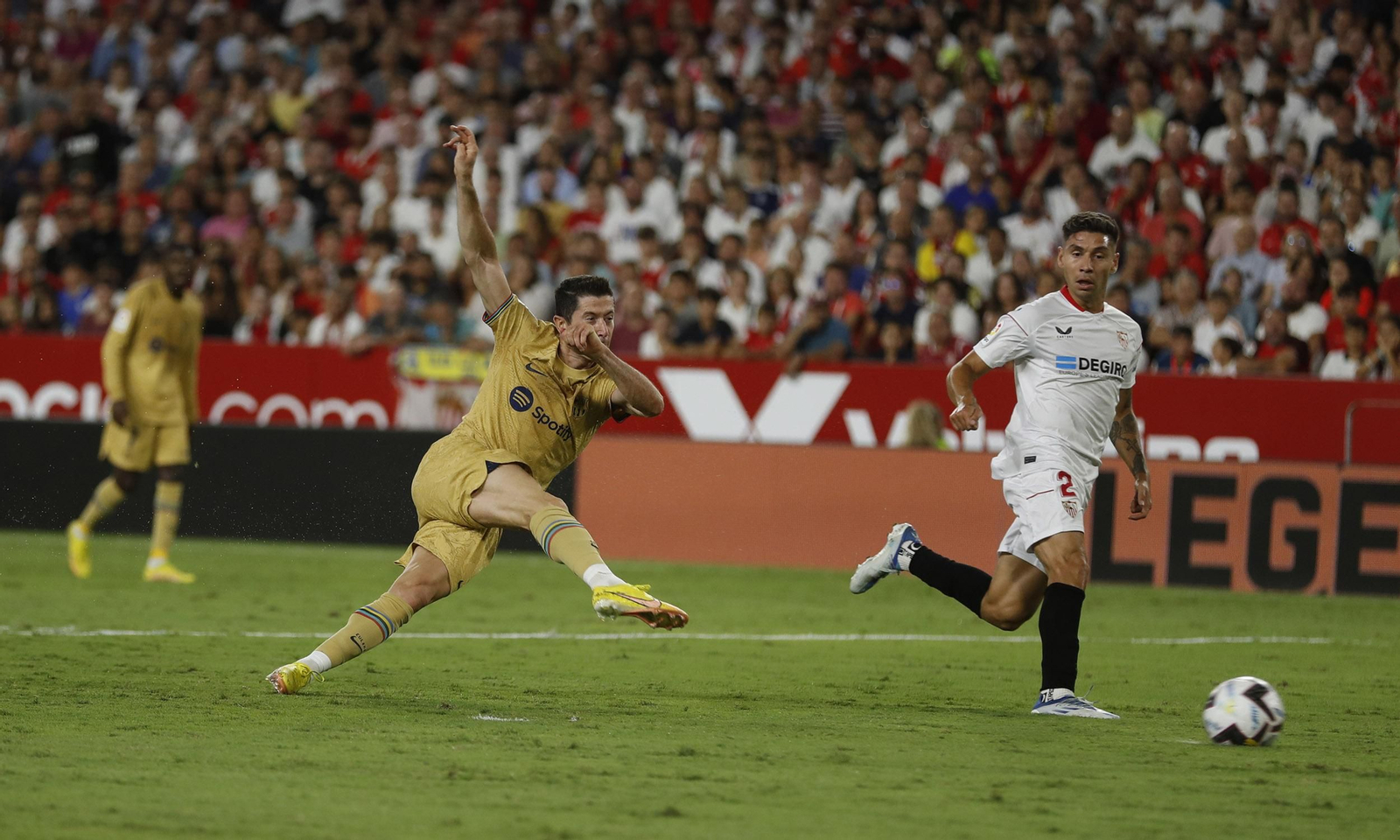 Montiel contempla el remate de Lewandowski en el 0-2.
