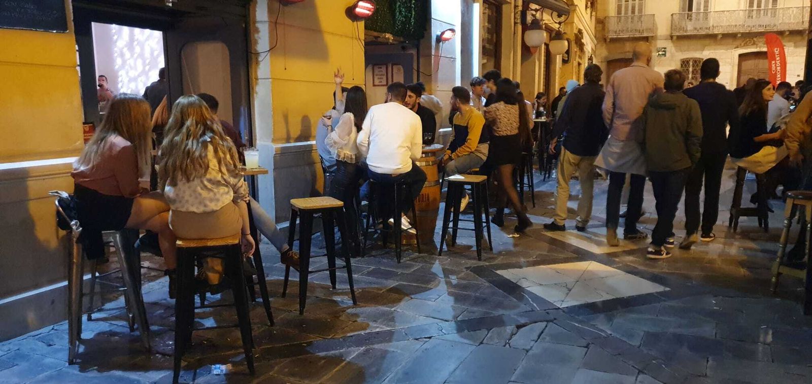 Fotos del 'lleno' en el Centro de Málaga, que apura el toque de queda