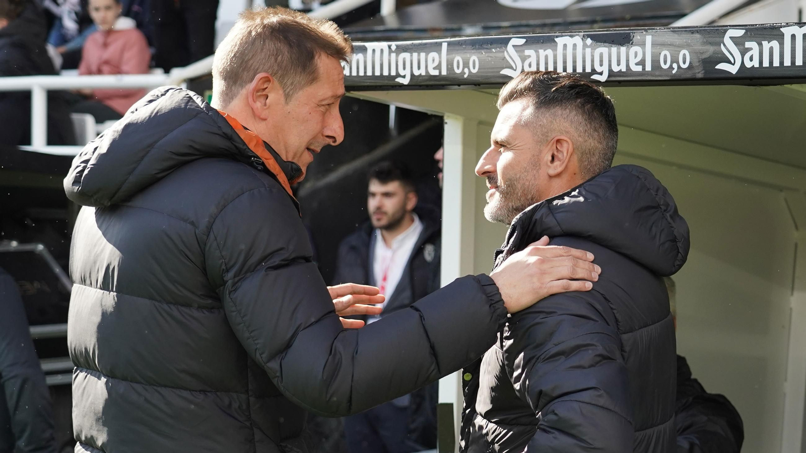 Luis Miguel Ramis e Iván Ania se saludan antes del Burgos - Córdoba CF de la pasada temporada.
