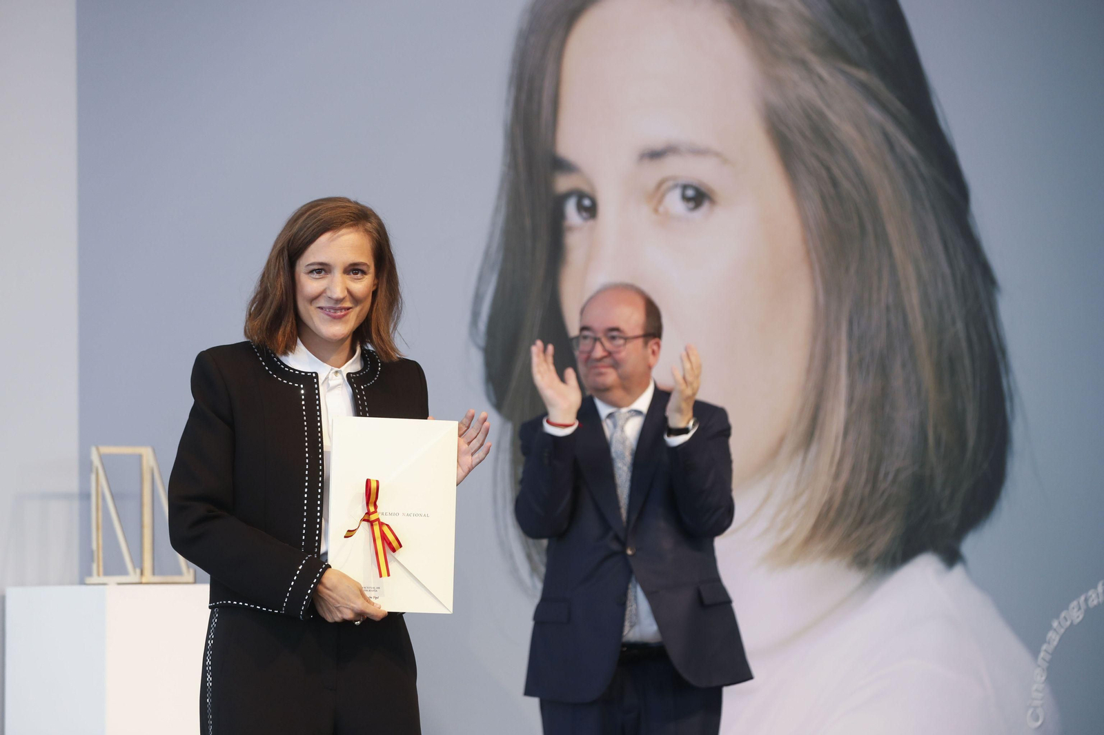 Carla Simón tras recibir el Premio Nacional de Cine de manos del ministro Miquel Iceta.