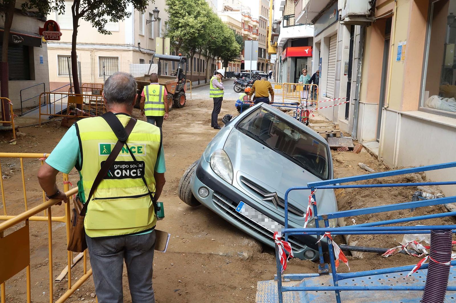 Imágenes del coche accidentado en las obras de la calle Fernando el Católico